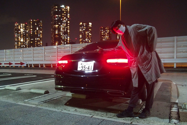 後席で「S500 4MATICロング」の走りを味わいながら、いつもの首都高・辰巳PAに到着。言葉の選択が悪かったのか、あるいは指示の仕方が悪かったのか、結局今回は音声による「MBUX」での目的地設定がうまくできなかった。