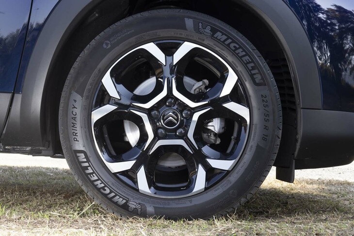 ダイヤモンドカット加工が施されたホイールも新しい。桜の花のような造形だ。