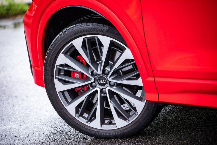 今回試乗した「SQ2」には、オプションの「5Vダブルスポークデザイン」19インチホイールが装着されていた。タイヤは「ブリヂストン・トランザT005」で、サイズは235/40R19。