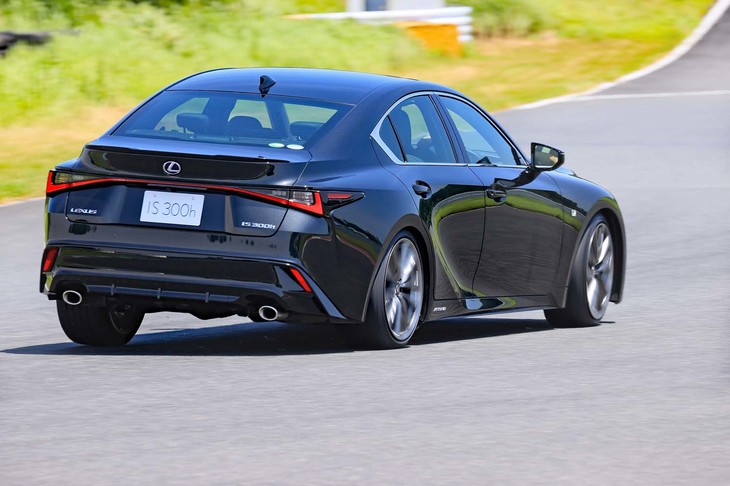 ハイブリッドの「IS300h」はアクセルレスポンスを向上させることで、従来モデルよりスポーティーな性格に。今回試乗したFR車のほか、4WD車もラインナップされる。