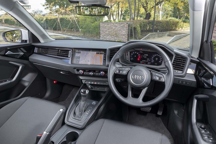 ダッシュボードからはアウディの上位モデルではおなじみのアルミ装飾が省かれており、ブラック一色の世界が広がる。