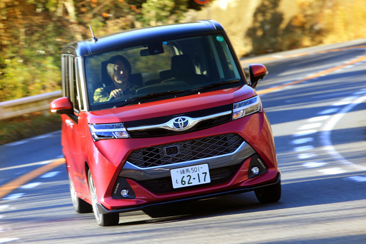 ターボ車ではステアリングのスポーツモードスイッチを押すことで、エンジンのレスポンスを高めることができる。