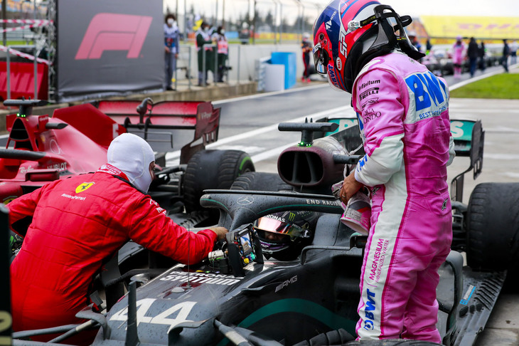 コックピット内のハミルトンに祝福の言葉をかけるセバスチャン・ベッテル（写真左）とセルジオ・ペレス（同右）。（Photo=Racing Point）