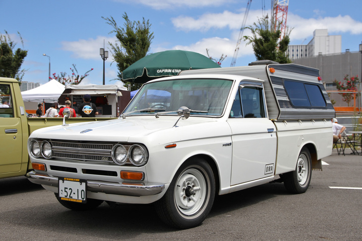 荷台にアメリカ製のシェルを積んだキャンパー仕様の「ダットサン・トラック」。1965年から72年までつくられた型式名520型の、68年以降のモデル。