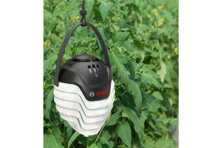 ハードウエアは、温度湿度センサー（写真）と二酸化炭素センサー、日射センサー、および通信機からなる。