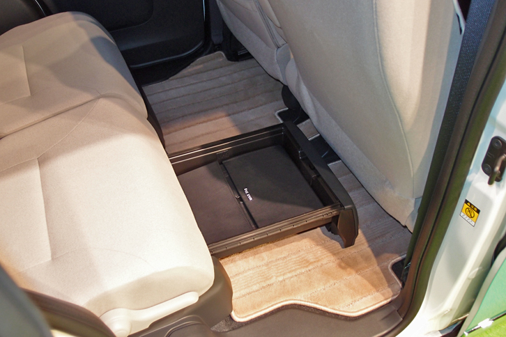 「ムーヴ キャンバス」の後席下から引き出して使う、「置きラクボックス」。通常は、深さ30mmのトレー状になっている。