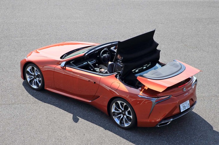 「LC500コンバーチブル」は、50km/h以下であれば走行時でもルーフの開閉ができる。オープン／クローズに要する時間はそれぞれ15秒と16秒。