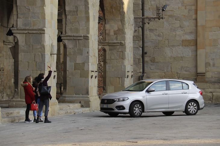 イタリアの街なかにおける「フィアット・ティーポ5ドア」の初期型。2020年1月、ピストイア市役所前で筆者撮影。