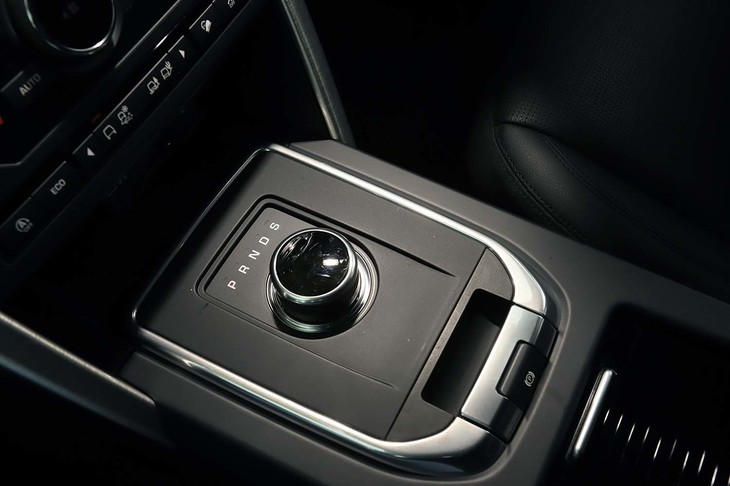 センターコンソールに備わるダイヤル式のシフトセレクター。トランスミッションは9段ATで、シフトパドルによる手動変速も可能となっている。