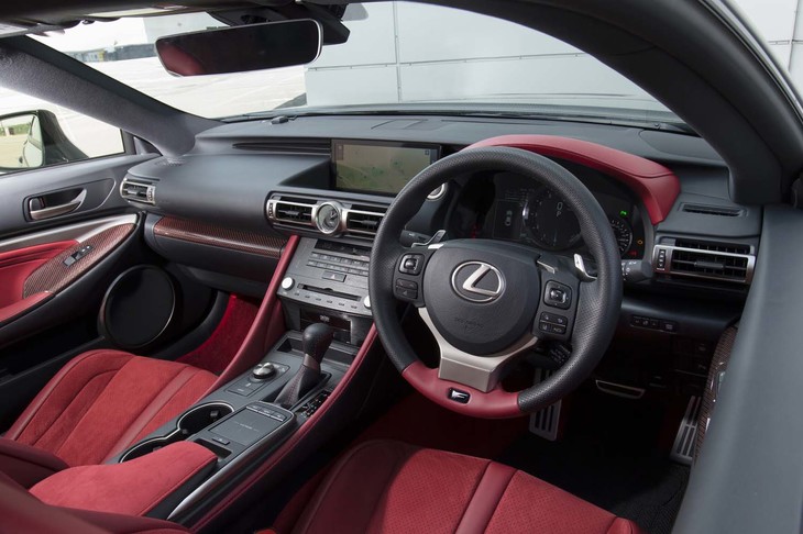 フレアレッドの彩色が目を引く“パフォーマンスパッケージ”のコックピット。写真の「RC F“パフォーマンスパッケージ”」では、軽量化（－600g）を優先して、ステアリングコラムの操作系が電動式から手動式に変更された。