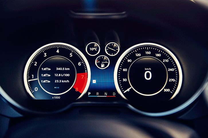 メーターの代わりに備わるフルデジタルのインフォメーションディスプレイ。走行モードに応じて表示が切り替わる。