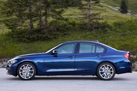 先代「3シリーズ」のサイドビュー。ガラスエリアの下、前から後ろへと伸びる力強いキャラクターラインが大きな特徴だった。