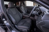 
	先代モデル比で座面を30mm、シートバックの高さを50mm延長し、全体的に大きくなったフロントシートを採用。試乗者のグレード「EX・ブラックスタイル」では電動シートを標準装備している。
	