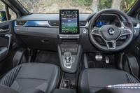 ダッシュボードの中央に大型の縦長タッチスクリーンが搭載された。各部の質感もなかなかよろしい。