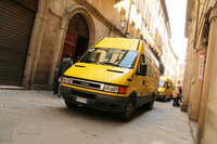 イヴェコ製トラック「デイリー」をベースにしたスクオラブス（スクールバス）。2015年シエナで筆者撮影。