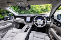 「Googleマップ」や「Googleアシスタント」、音楽や動画といったコンテンツが楽しめるアプリケーション「Google Play」などで構成されるインフォテインメントシステム「Google Apps and Services」を採用。9インチの縦型タッチスクリーン式ディスプレイを用いてスマホ感覚の操作が行える。