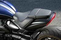 シート高は773mmと低めで、足つき性は良好。ただし、ボディーが太く、エキゾーストヘッダーまわりがとにかく熱くなるので、足を下ろす際はややガニ股の姿勢を強いられる。