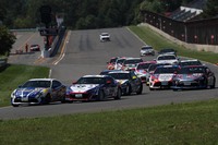 怒涛（どとう）の追い上げで、次々と前走車をオーバーテイク。十勝の週末を大いに盛り上げた久保凛太郎選手と#87 CG ROBOT BRZ BS（写真左から2台目）。シリーズ終盤に向けて何かやってくれそうで、非常に楽しみだ。