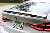 リアエンドに備わるアクティブスポイラーは、110km/hを超えると自動で立ち上がるほか、車内のスイッチで手動で操作することもできる。