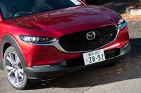 フロントまわりではヘッドランプをグリルよりも大幅に後ろにレイアウトした“奥目”が特徴。ランプを点灯すると、その前にあるメッキパーツも一緒に光るようになっている。