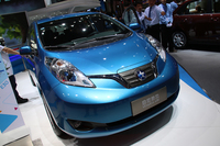 「リーフ」の姉妹車「e30」。中国の合弁会社である東風日産のブランド「ヴェヌーシア」が2014年に発表した。