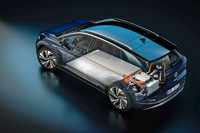 プレス資料に記載された「ID.4」のスペックは本文の通りだが、ドイツ本国のオフィシャルサイトによると、一充電走行可能距離が360～520kmの複数の仕様が用意されている。価格は「プロ」の4万3329.42ユーロ（約535万円）から「1st.MAX」の5万8438.68ユーロ（約725万円）まで。