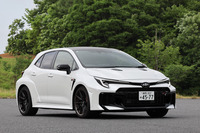 2025年3月3日に販売がスタートした改良型「GRカローラ」。従来モデルは台数限定での販売であったが、最新型はカタログモデルとして通常販売が行われる。ただし、2025年6月上旬の時点では受注停止状態にあり、オフィシャルウェブサイトに「詳しくは販売店にお問い合わせください」と記載されている。