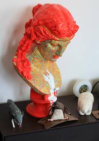 目に留まった不思議な作品。デッサン用の石こう像、アリアスの胸像にペイントしたもの。