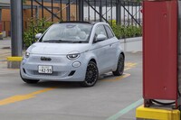 「フィアット500e」のオープントップモデルの車名はずばり「オープン」（本国では「カブリオ」）。車両本体価格495万円の最高級グレードでもある。