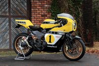 東京・久留米のバイクショップ、ナインゲートが手がけた「ヤマハYZF-R25」。1978年仕様の「YZR500」をモチーフにしたものだ。