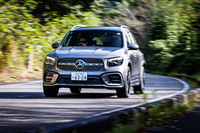 丘陵地のワインディングロードを行く「GLBアーバンスターズ」。「アダプティブダンピングシステム付きサスペンション」を採用し、乗り心地とハンドリングの向上を図ったのも同モデルのセリングポイントだ。