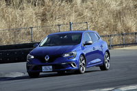 今回、Cセグメントハッチバックのテスト車の中で、最も高価格だった「ルノー・メガーヌGT」。4輪操舵システムのハンドリングに注目が集まった。（photo：北畠主税）