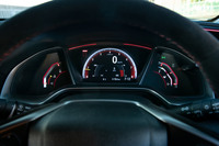 計器類については従来モデルから変更はない。ドライブモードを「＋R」にすると、白基調だった表示のデザインが赤に切り替わる。