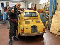 ナターレさんと「フィアット・ヌオーヴァ500L」。