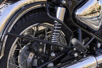 サスペンションは、前がφ41mmのテレスコピックフォーク、後ろが6段階のプリロード調整機能を備えた、ガス封入式ショックアブソーバー（ツインショック）の組み合わせだ。