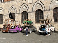 シエナ政庁舎前で。母親は「マンマ、これ何て書いてあるの？」と尋ねられる前に、子どもの気をそらそうとしているのか。