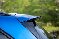 ルーフスポイラーはコンパクトながら、先端に向かって薄くなっていく形状が美しい。