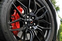 足もとには軽量・高剛性な鍛造アルミホイールを装着。ブレーキには前：φ370mm、後ろ：φ380mmの大径ディスクローターを装備しており、さらにフロントキャリパーのピストン数をスタンダードモデルの4つから6つに増やすなど、サーキット走行も想定して強化されている。