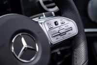 スポーク部分にACCの操作系が集中配置された最新デザインの「AMGスポーツステアリング」。ACCに慣れていれば、直感的な操作が可能だろう。