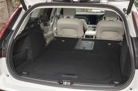 荷室の容量は529～1441リッター。後席の背もたれを倒したときには、荷室の床面との間がフラットになる。