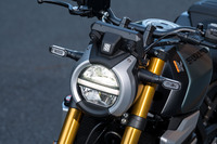 往年のフラットボトムのランプに着想を得たという丸型ヘッドランプ。中身はもちろん最新のLED式で、ポジションランプも収められている。