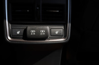 リアシートについては、2つのUSBソケットが備わるほか、全車でシートヒーターを標準装備とするなど、室内空間の拡大以外にも快適性向上が図られている。