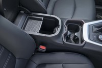 「RAV4」のセンターコンソールまわり。エクステリアデザインと同様、カップホルダーを囲むように多角形がデザインされているのが面白い。