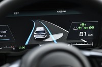 センサー類の強化により、運転支援システムのステアリング制御は大幅に進化した。写真は車両右後方の状況を伝える映像。（写真＝スバル）