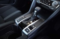 「シビックセダン」のシフトセレクターまわり。トランスミッションはCVTに加えて、「ハッチバック」には6段MTも用意される。