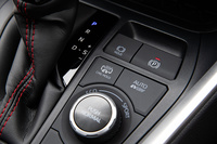 ドライブモードは全4種類で、「EVモード」や「AUTO EV／HVモード」に加え、バッテリー残量を維持して走る「HVモード」と、充電しながら走る「バッテリーチャージモード」が用意されている。