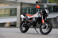 「790アドベンチャー」シリーズは、ダクト付きのラジエーターを装備。ライダーが乗車した状態での冷却効率が追求されている。