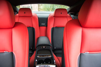 無限を意味する「∞」マークがリアシートの間にも入る。