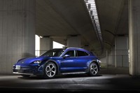 ポルシェのクロスオーバーEV「タイカン クロスツーリスモ」。国内では2021年3月に発表された。