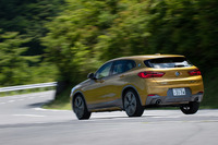 試乗記制作のためにwebCGが撮影した「BMW X2」。インポーターのBMWジャパンいわく、「広報車（取材撮影用の車両）はこの色しか用意しておりません」とのこと。さすがドイツのプレミアムブランド、イメージ管理が徹底している。（写真＝向後一宏）